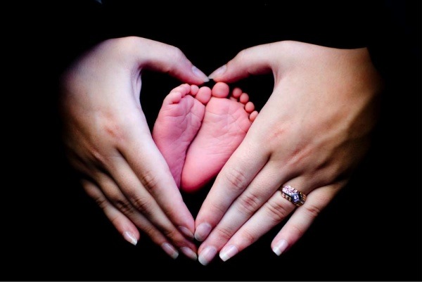 feet heart photo birth announcement idea